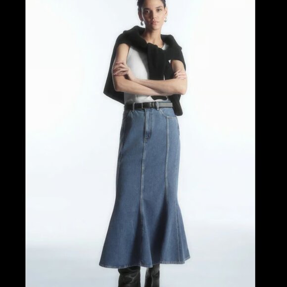 COS Dresses & Skirts - COS PANELED FLARED DENIM SKIRT Faded blue Size 6